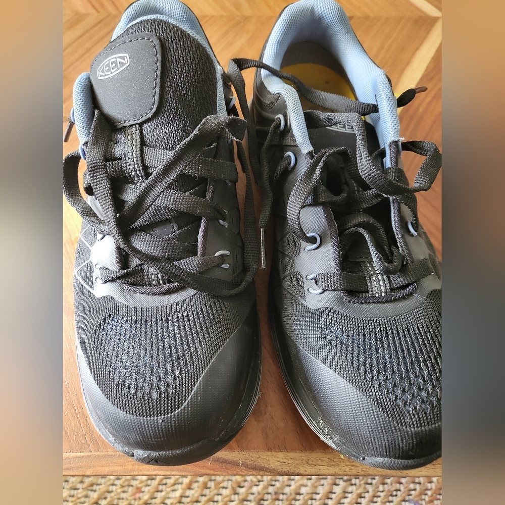 Keen lady's steel toe shoes